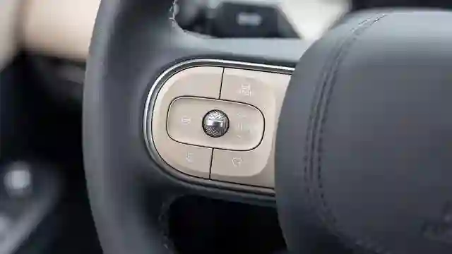 Новость EVOLUTE (Тихо едет, громко лает: чем удивил доступный российский электромобиль)